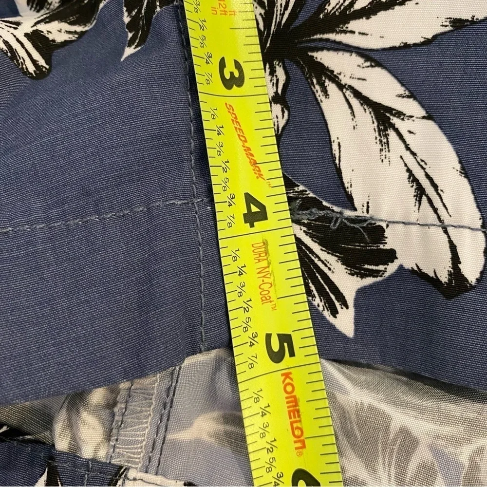 New Men's size Medium Goodthreads classic swim trunks blue navy white hibiscus